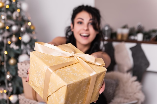 Donna che apre la confezione regalo con nastro avvolto in regalo