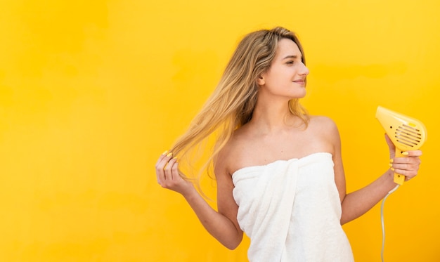 Donna che asciugava i capelli