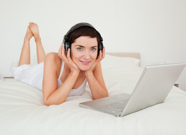 Donna che ascolta la musica con il suo laptop