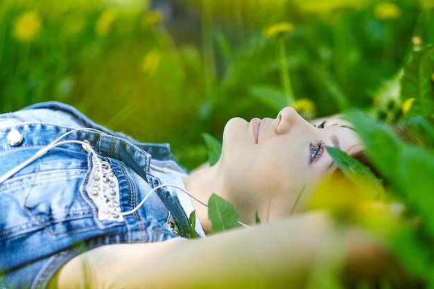 Donna che ascolta la musica con le cuffie al parco