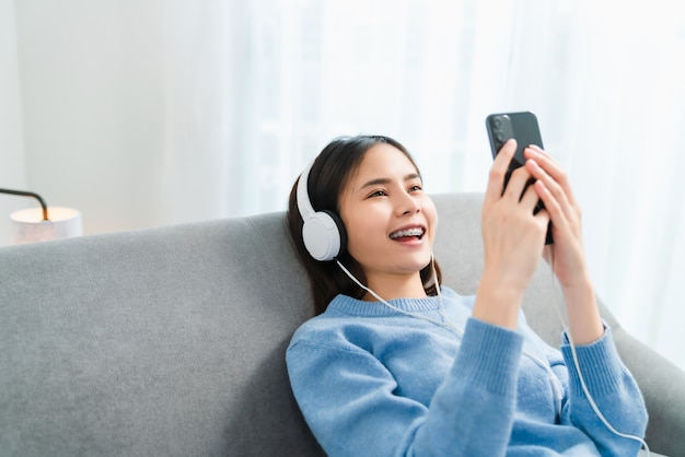 donna che ascolta la musica e utilizza lo smartphone.