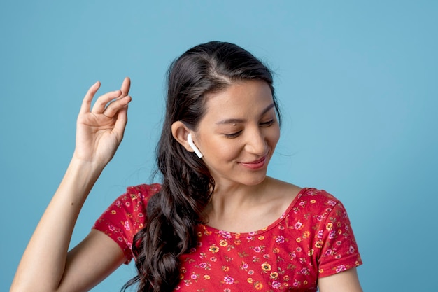 Donna che ascolta la sua musica preferita tramite gli auricolari