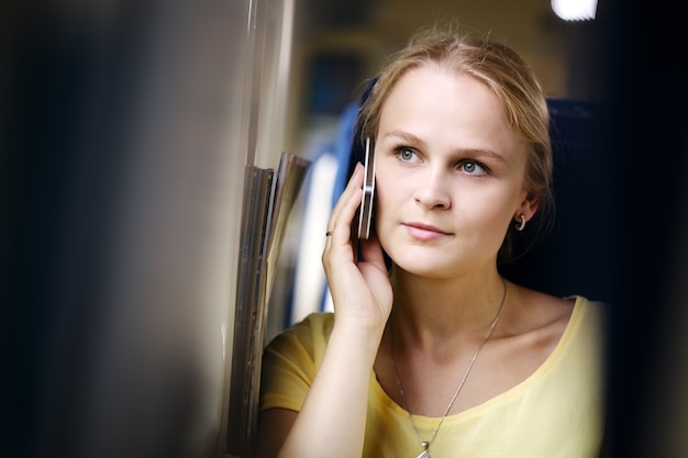 Donna che ascolta una chiamata sul suo cellulare