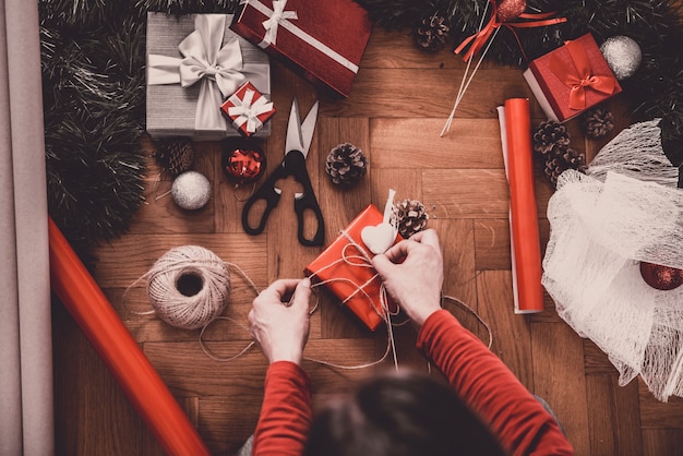 Donna che avvolge i regali di Natale a casa