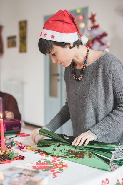 donna che avvolge i regali di Natale