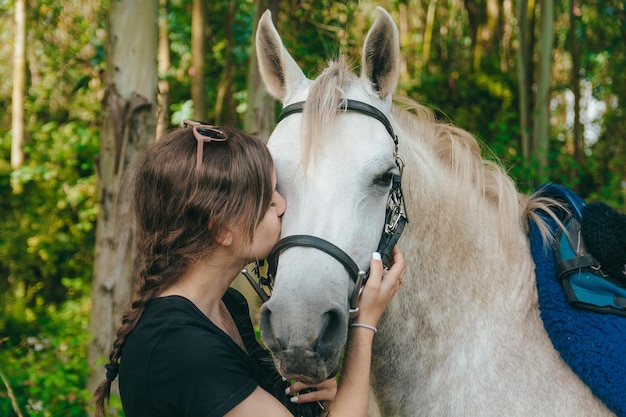 Donna che bacia il cavallo