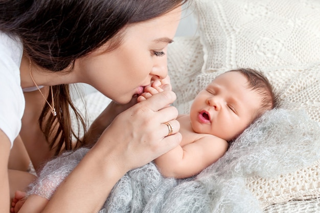 Donna che bacia le mani del neonato