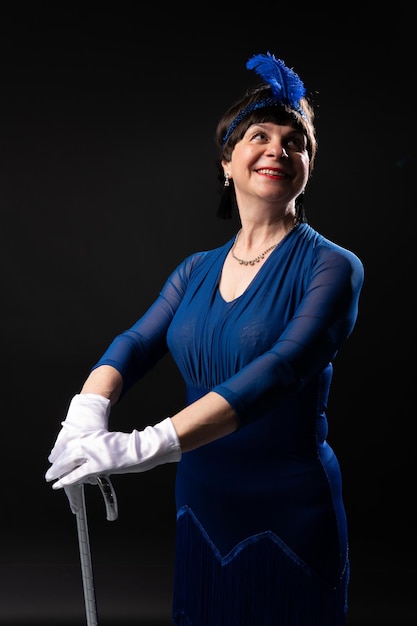 Donna che balla charleston in abito blu moda anni '80 con i guanti migliori