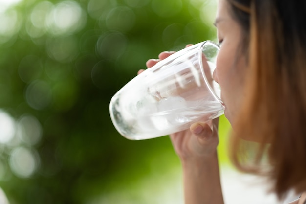 Donna che beve acqua dolce, concetto di assistenza sanitaria