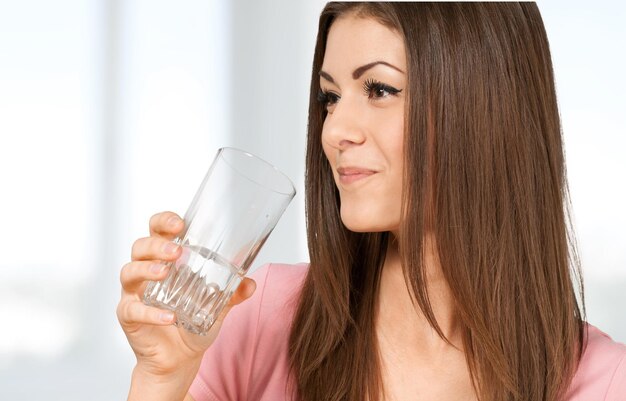 Donna che beve acqua