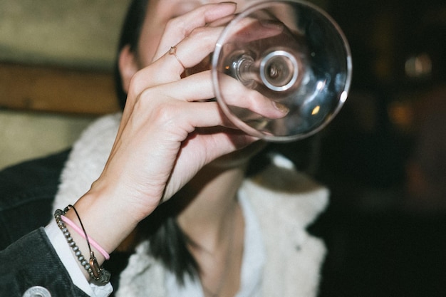Donna che beve all'interno