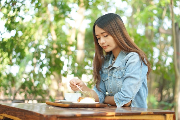 Donna che beve caffè al mattino prima del lavoro