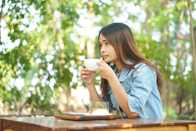 Donna che beve caffè al mattino prima del lavoro