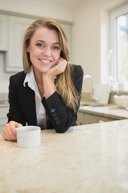 Donna che beve caffè al mattino