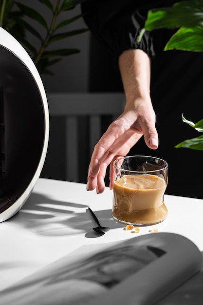 Donna che beve caffè con latte