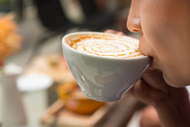 donna che beve caffè