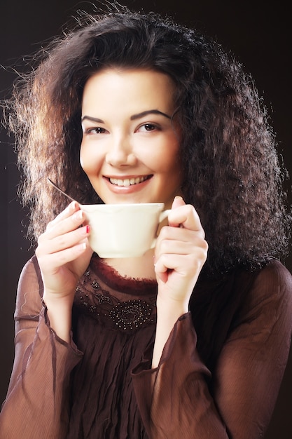 Donna che beve caffè