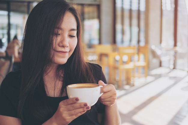 donna che beve caffè