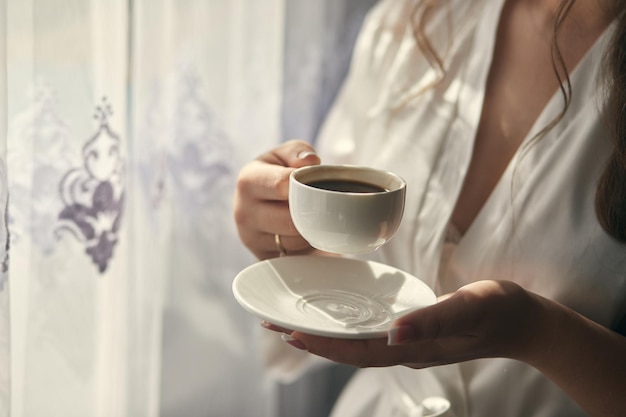 Donna che beve il caffè a casa