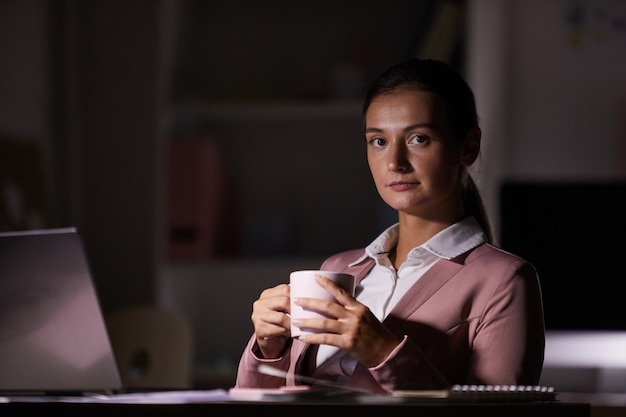 Donna che beve il caffè dopo il lavoro