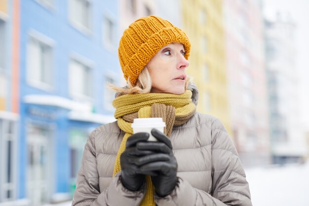 Donna che beve il caffè in inverno