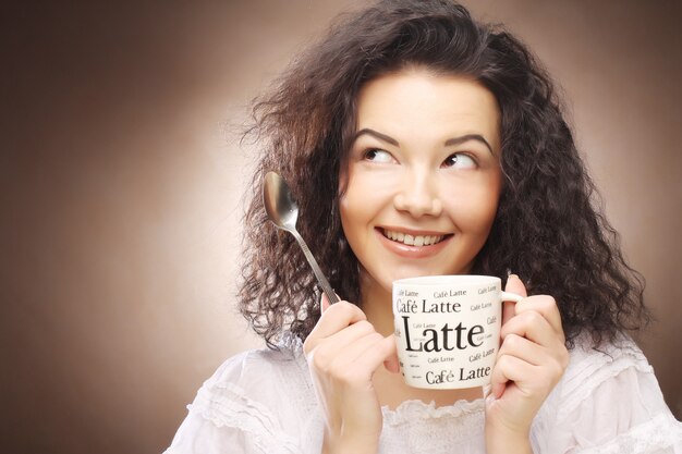 Donna che beve il caffè