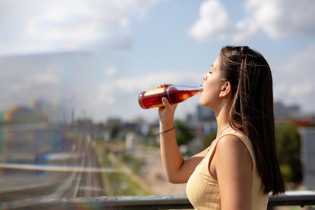 Donna che beve in piedi in città