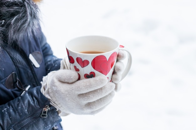 Donna che beve una bevanda calda