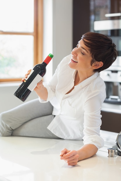 Donna che beve vino dalla bottiglia