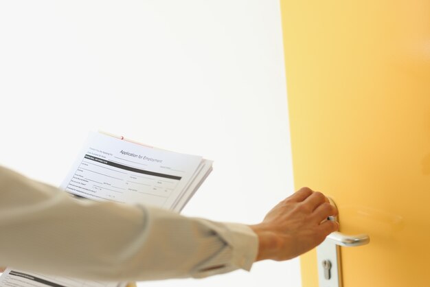 Donna che bussa alla porta con domanda di occupazione closeup