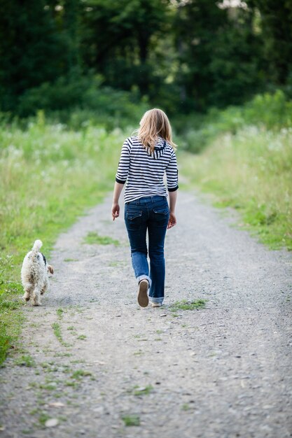 Donna che cammina con un animale domestico