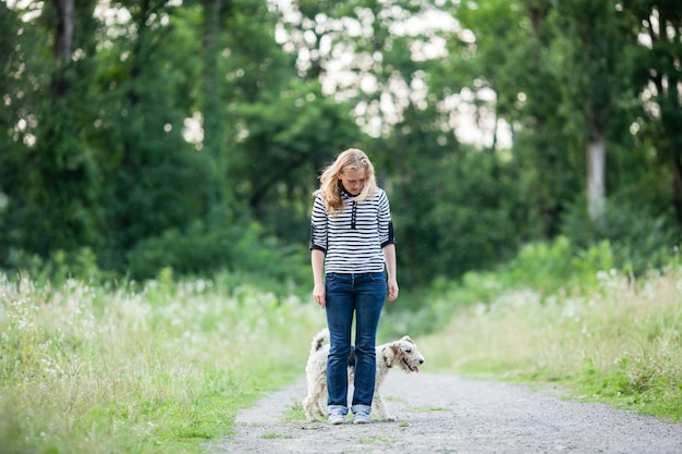 Donna che cammina con un animale domestico