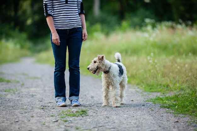 Donna che cammina con un animale domestico