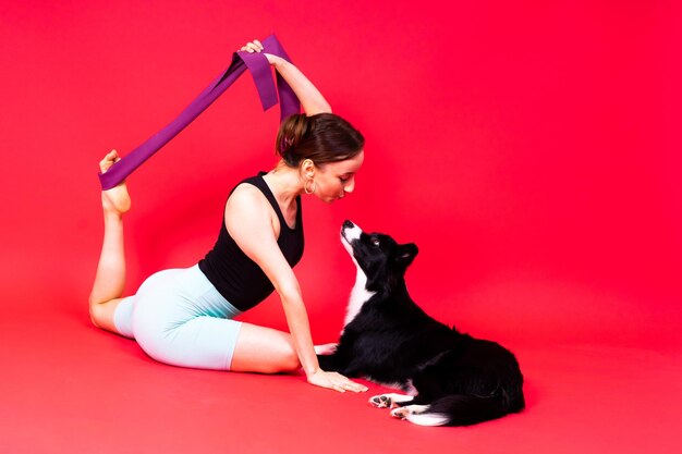 Donna che cammina e fa esercizio sia per se stessa che per il suo cane border collie