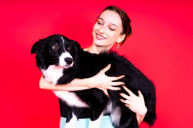 Donna che cammina e fa esercizio sia per se stessa che per il suo cane border collie