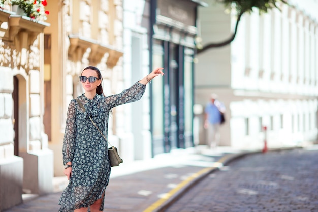 Donna che cammina in città. Giovane turista attraente all'aperto in città europea