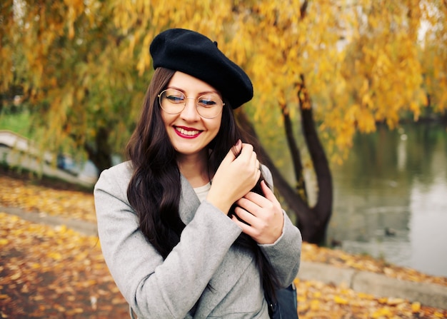 Donna che cammina in un parco d'autunno