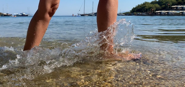 Donna che cammina nel mare