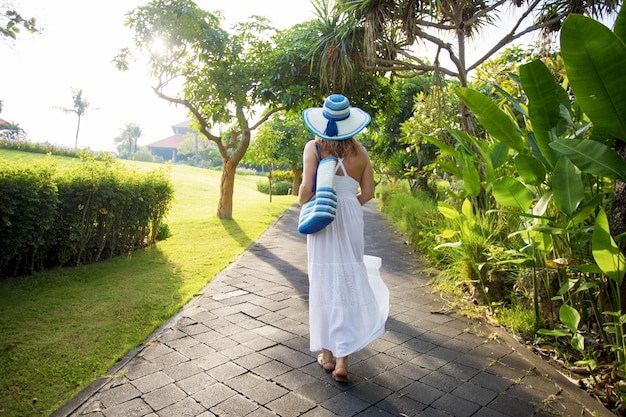 Donna che cammina nel parco tropicale