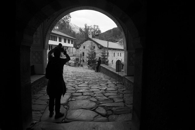 Donna che cammina nell'arco