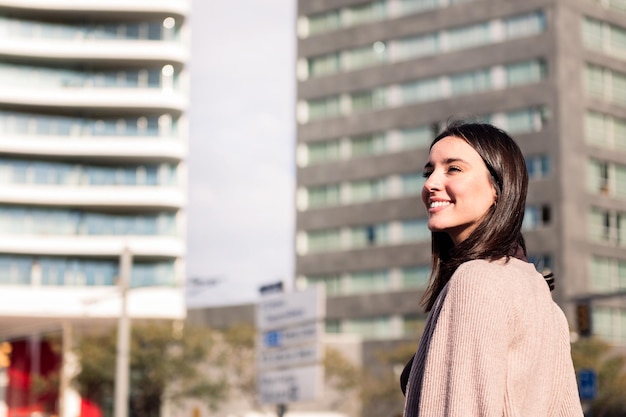 Donna che cammina per le strade della città all'alba del mattino