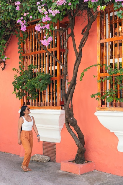 Donna che cammina per le strade di Cartagena Colombia