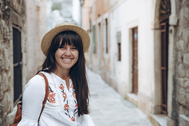 Donna che cammina per le strade strette di Kotor, montenegro