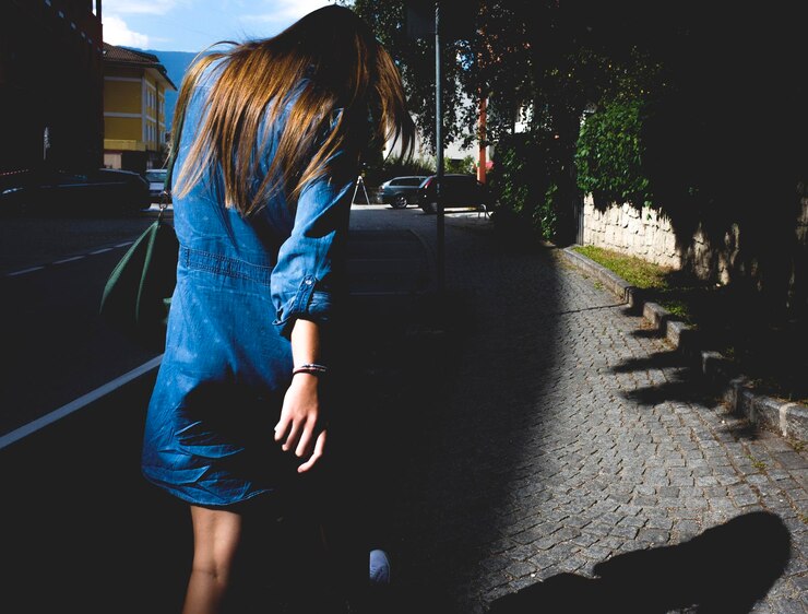 Foto donna che cammina per strada