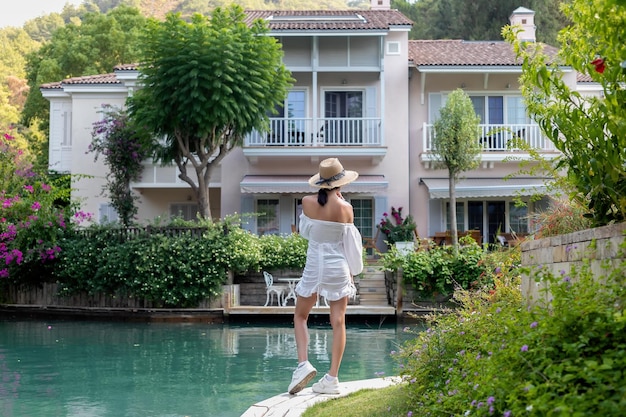 Donna che cammina sul lungofiume nel lusso