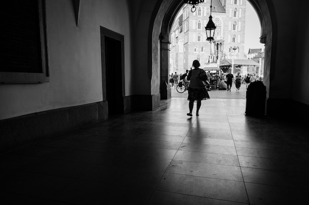 Donna che cammina sul pavimento di piastrelle al mercato
