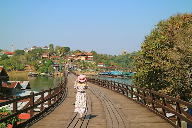 Donna che cammina sul ponte di lunedì, il ponte di legno più lungo della Thailandia nel distretto di Sangkhlaburi