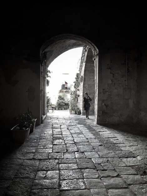 Donna che cammina sulla passerella in città