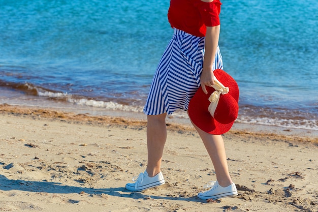 Donna che cammina sulla spiaggia