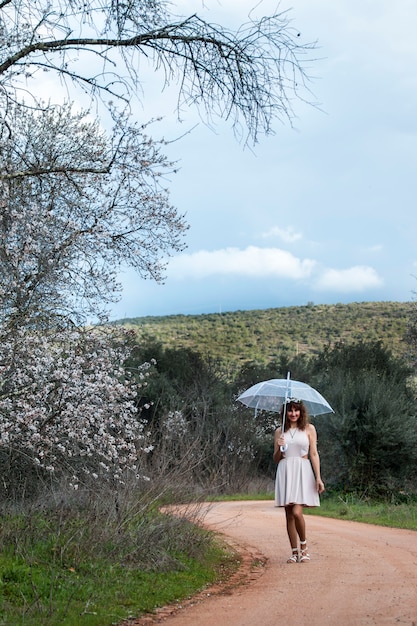 Donna che cammina sulla strada